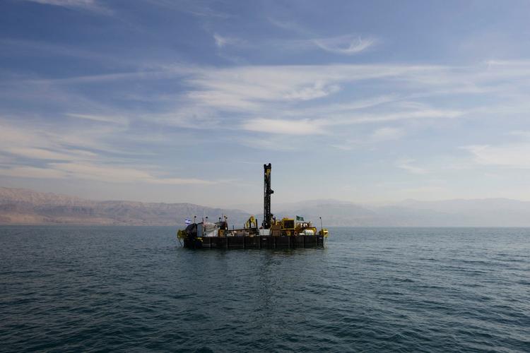 Ophør. Mærsk stopper øjeblikkeligt med at tippe boreplatforme, når miljøkontrollens fly er på vej. 