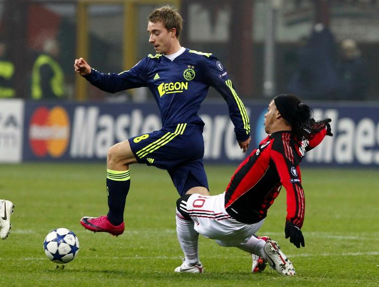 matchvinder. Chr. Eriksen dribler her forbi supertsjernen Ronaldinho i onsdagens Champions League-kamp. . 