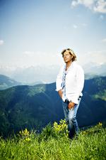 Hansi Hinterseer i sit rette element. Med Alperne i baggrunden og så rene negle, så det ligner fransk manicure. Hvert år inviterer han sine fans på vandretur i bjergene. De kvitterer ved at strikke strømper, som de overrækker til idolet ved hans årlige hjemkomstkoncert i Kitzbühel, 'Hansi Hinterseer im Open Air'. PR-foto 