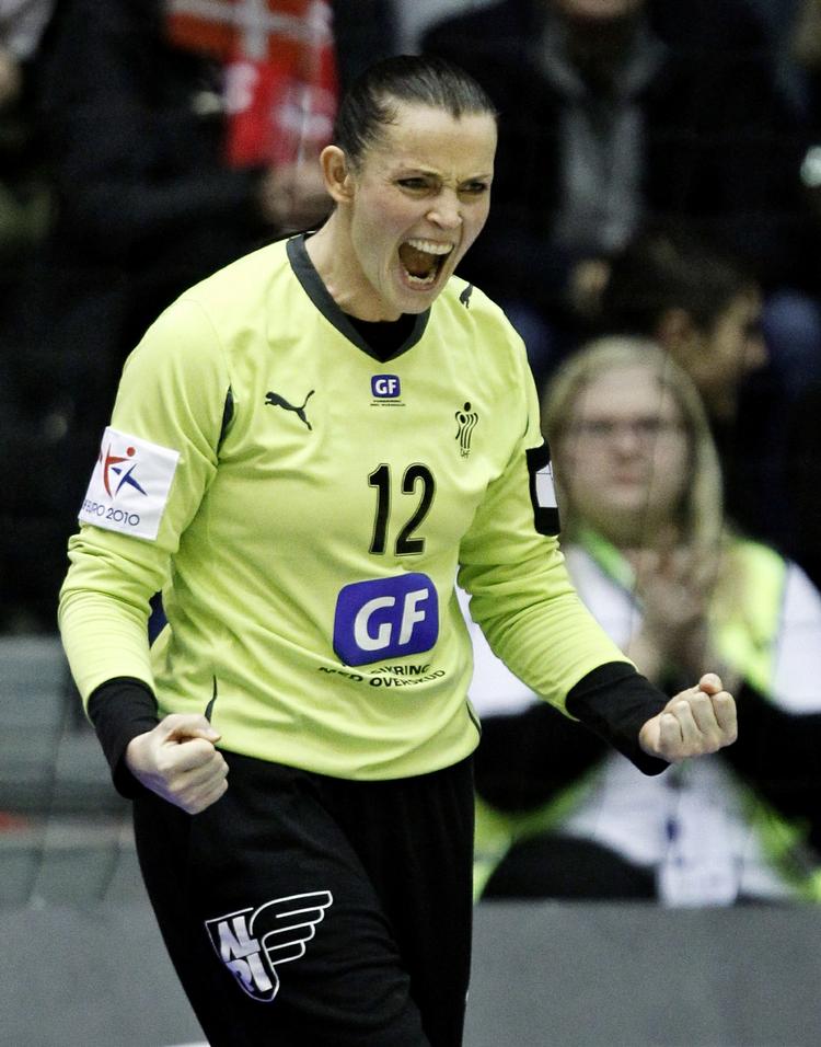 åbenmundet. Holdkammeraterne lytter, når Karin Mortensen taler. 