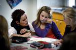 assistance. Erfaringerne fra udlandet viser, at uddannelsesniveauet kan både hæves og differentieres - og behovet for ekstra specialundervisning mindskes - når skolelærere bakkes op af særlige undervisningsassistenter. Arkivfoto: Morten Langkilde. 