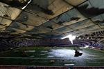 hul. Sneen vælter ind gennem hullet i taget på Metrodome i Minneapolis. 