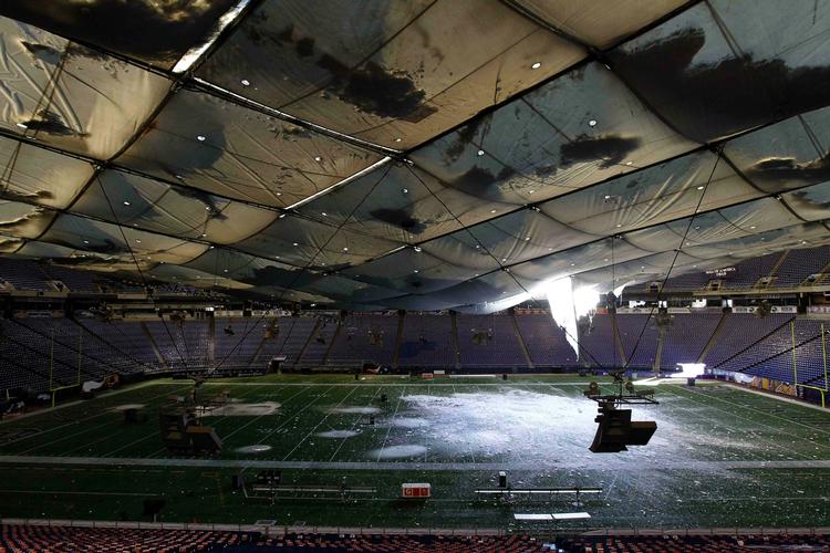 hul. Sneen vælter ind gennem hullet i taget på Metrodome i Minneapolis. 