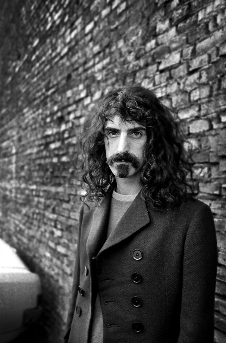 Den egensindige musiker og komponist Frank Zappa døde i 1993. Nu fejres hans 70-års dag i København. Her er han i byen engang omkring 1970. Arkivfoto: Jacob Maarbjerg 