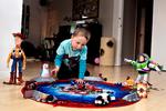 Sjovt nok.  Bakugan-kuglerne  og figurerne fra  Toy Story falder i smag hos Micas på  4 år og er da også blandt årets mest  populære legetøj  ifølge legetøjs- branchen.  Foto: Jacob  Ehrbahn 