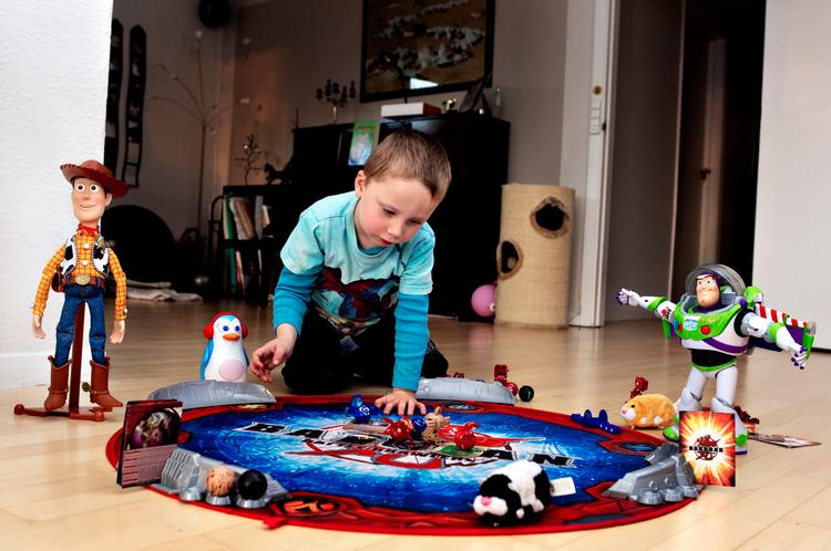 Sjovt nok.  Bakugan-kuglerne  og figurerne fra  Toy Story falder i smag hos Micas på  4 år og er da også blandt årets mest  populære legetøj  ifølge legetøjs- branchen.  Foto: Jacob  Ehrbahn 