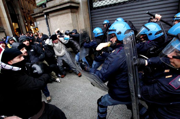 optøjer. På åbningsaftenen tørnede demonstrerende studenter sammen  med politiet uden for La Scala i Milano. 