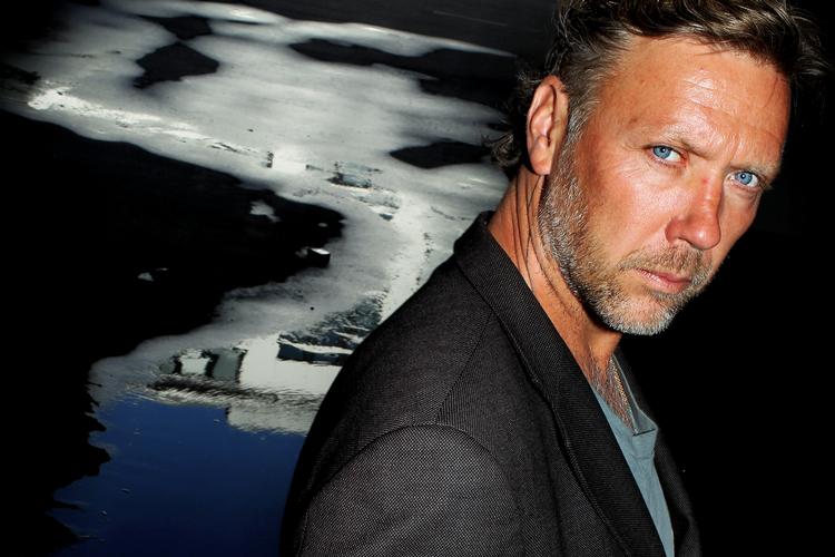 Ikonisk. Persbrandt skal spille Beorn, der kan forvandle sig til en sort bjørn og er på hobbitten Bilbo Sækkers side. 