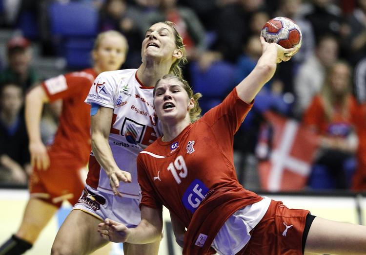 benjamin. Trods sine kun 20 år har Line Jørgensen allerede haft flere alvorlige knæskader. Nye træningsmetoder skal forebygge potentielle  fremtidige uheld. 