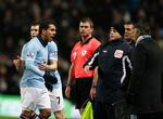 Carlos Tevez (tv) påstår han har det fint med Manchester City-træner Roberto Mancini (th) trods dette åbenlyse skænderi ved sidelinjen, da argentineren blev skiftet ud et par minutter før tid af kampen mod Bolton 4. december. 