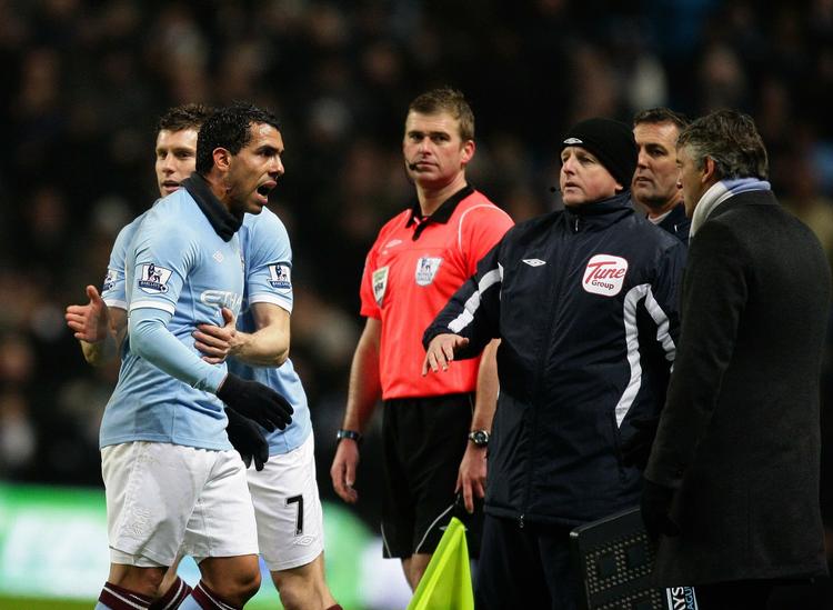 Carlos Tevez (tv) påstår han har det fint med Manchester City-træner Roberto Mancini (th) trods dette åbenlyse skænderi ved sidelinjen, da argentineren blev skiftet ud et par minutter før tid af kampen mod Bolton 4. december. 