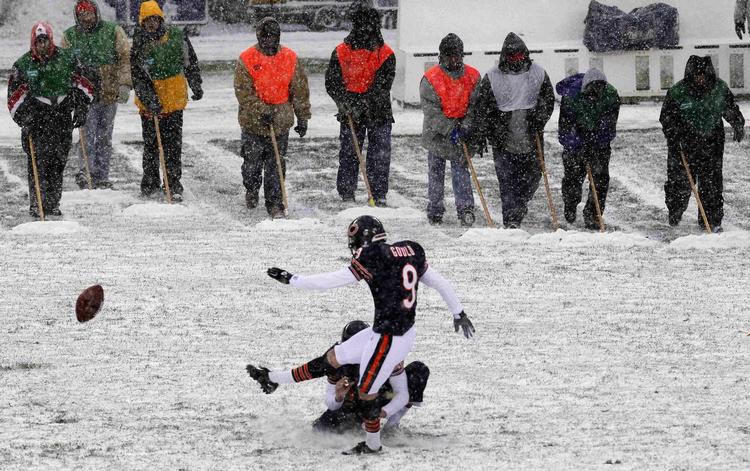snebold. Chicago Bears Robbie Gould (9) øver spark i sne inden kampen mod New England Patriots. 