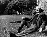 gendigteren. Professoren og  forfatteren J.R.R. Tolkien fotograferet i en afslappet stund. Det vides ikke, om han havde planer om selv at udgive 'Sagnet om Sigurd &amp; Gudrun'. Polfoto 