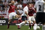 4-1. Fra venstre kæmper Thomas Gravesen, Wayne Rooney og Daniel Agger om bolden i landskampen mellem Danmark og England i 2005. 