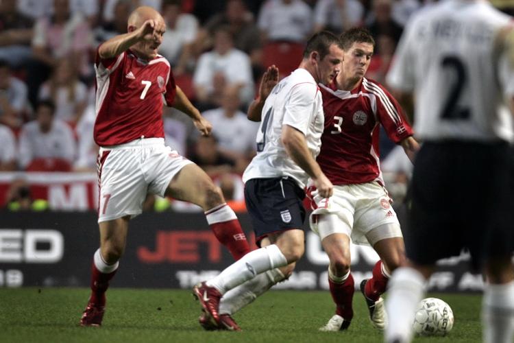 4-1. Fra venstre kæmper Thomas Gravesen, Wayne Rooney og Daniel Agger om bolden i landskampen mellem Danmark og England i 2005. 