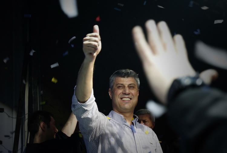 Fejring. Det ligner unægteligt en sejr til den siddende præsident Hashim Thaci og hans parti PDK, der i seneste måling fører med seks procentpoint foran rivalen. Men stemmerne er endnu ikke talt op i Europas yngste land. 