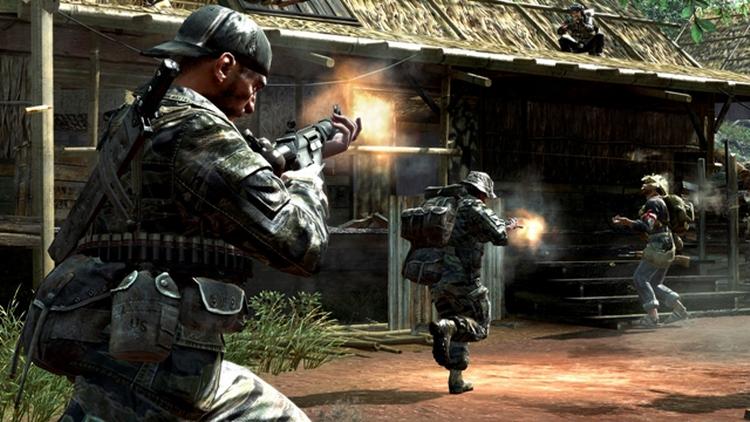 Lastbiler eksploderer,  hele bygninger kollapser og maskingeværerne brager konstant. Det kan ikke blive storslået nok. Her er vi undervejs i ' Call of Duty' i en vietnamesisk landsby. 