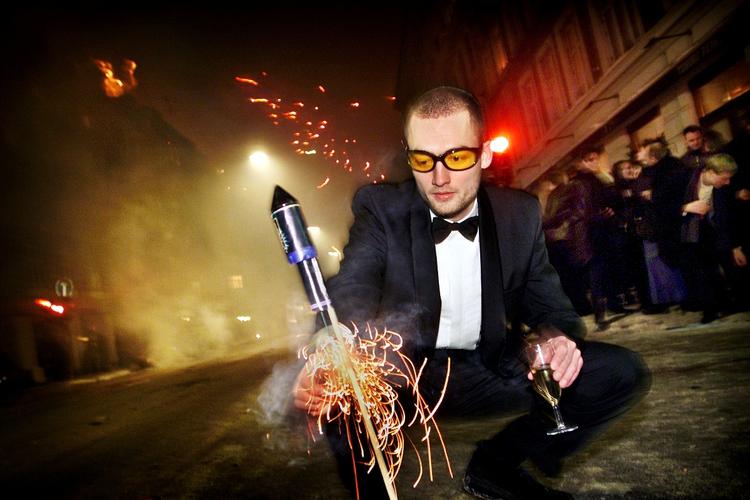 FUSER. Farmand, der har givet over 200 kroner for en rigtig god raket, når ikke selv at se meget til den, før den er væk. Arkiv 