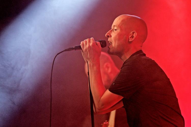 2010. Politikens rockredaktion har valgt 'Frelsens hær' fra de genkomne veteraner i Love Shop som årets album. 