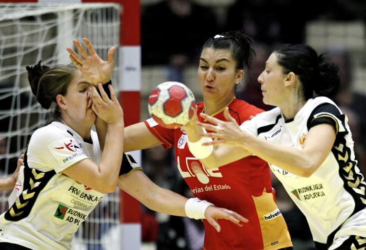 snudeslag. Spanien var med til 17-17, men så scorede Montenegro fem mål i træk. 