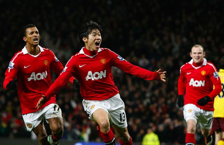 matchvinder. På et indlæg fra Nani (tv.) fik Park Ji-Sung dirigeret bolden i Arsenals mål til sejrsmålet, hvorimod Wayne Rooney (th.) brøndte et straffespark. 