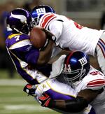 tackling. Tarvaris Jackson (t.v.) og Minnesota kom i problemer mod giganterne fra New York. 