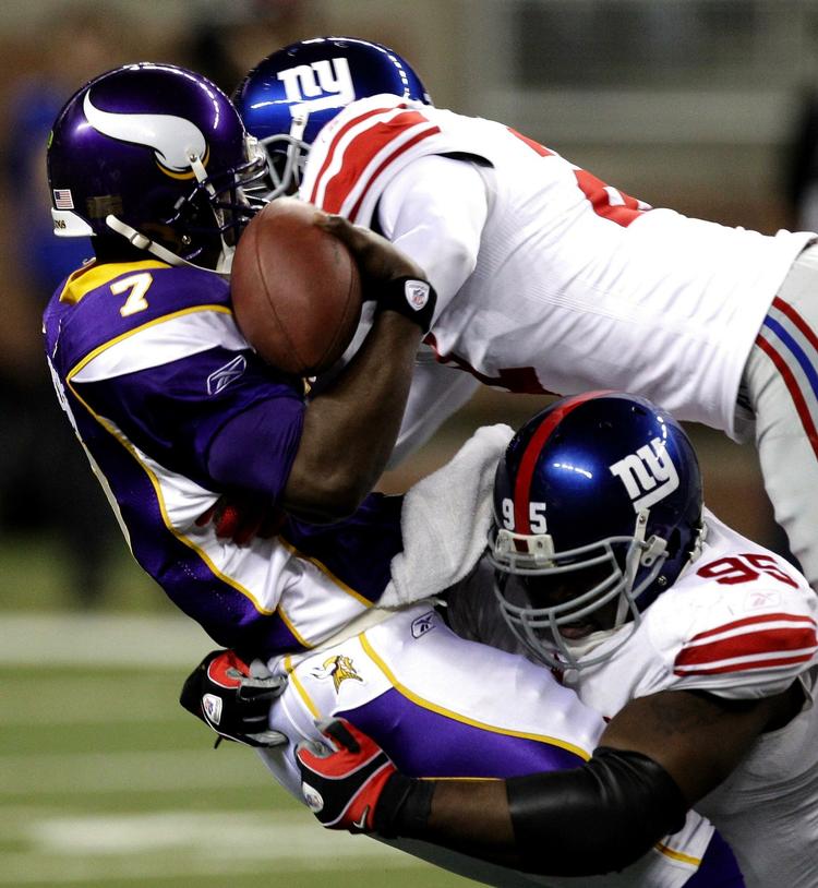 tackling. Tarvaris Jackson (t.v.) og Minnesota kom i problemer mod giganterne fra New York. 