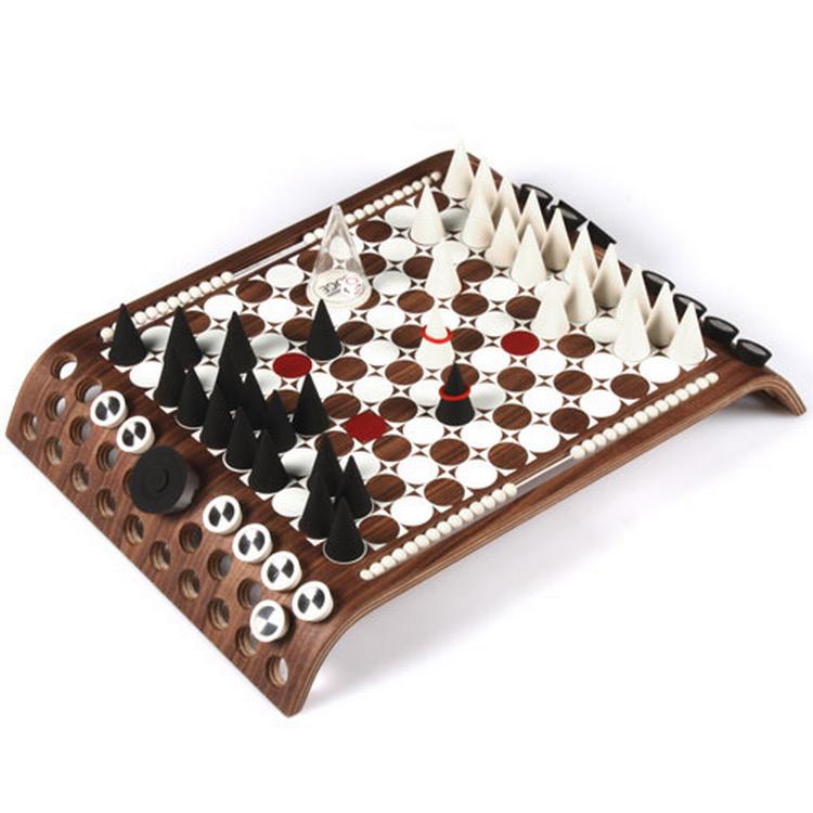 Bondocones er et dyrt, men også veludført lækkert brætspil. Spilmekanikken er dog mindre velpoleret end selve spillepladen og brikkerne. 