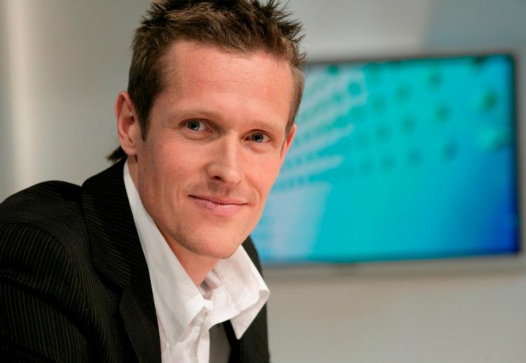 Hjemvender. Den tidligere fodboldfrontløber og nuværende Canal 9-sportsvært Peter Møller har skrevet en ny kontrakt med DR, som han vender tilbage til efter nytår. 