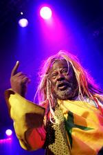 Såerdetnok.  Dr. Funkenstein, alias den 69-årige musiker George Clinton, har mistet tålmodigheden med Black Eyed Peas. Her ses han under en optræden i forbindelse med 'Groove Nation Night' under jazzfestivalen i Montreux for nogle år siden. 