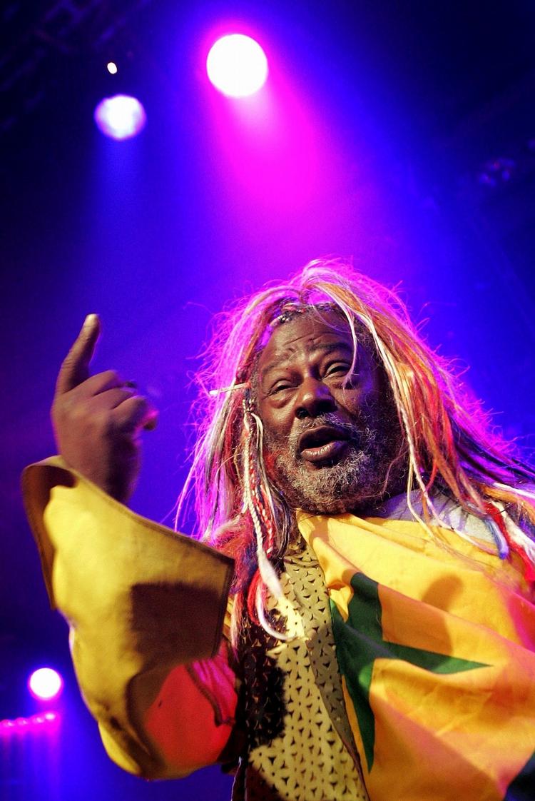 Såerdetnok.  Dr. Funkenstein, alias den 69-årige musiker George Clinton, har mistet tålmodigheden med Black Eyed Peas. Her ses han under en optræden i forbindelse med 'Groove Nation Night' under jazzfestivalen i Montreux for nogle år siden. 