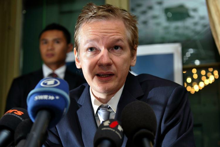 Kontroversiel. Det er ikke kun søde spørgsmål, The Guardians læsere havde til Assange. 
