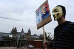 Popkultur. Hackerne i Anonymous er glade for popkulturelle referencer. Her til Allan Mores Guy Fawkes-bemaskede helt, V, fra den dystopiske 80'er-serie 'V - for Vendetta'. Hackerne bruger masken til demonstrationen og når de lægger videoer på youtube. 
