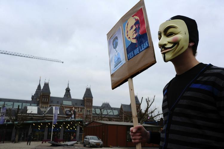 Popkultur. Hackerne i Anonymous er glade for popkulturelle referencer. Her til Allan Mores Guy Fawkes-bemaskede helt, V, fra den dystopiske 80'er-serie 'V - for Vendetta'. Hackerne bruger masken til demonstrationen og når de lægger videoer på youtube. 
