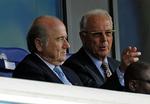 Fifa-toppen. Præsident Sepp Blatter (t.v.) og Franz Beckenbauer, der har status som medlem af den magtfulde eksekutivkomité, under en U20-kamp tidligere i år. 
