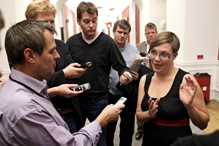 MINISTERDRØMME. SF's Astrid Krag har fortalt sig og skrevet, at hun allerede er blevet integrationsminister. Her ses hun omgivet af journalister, mens hun forklarer SF's integrationspolitik. 