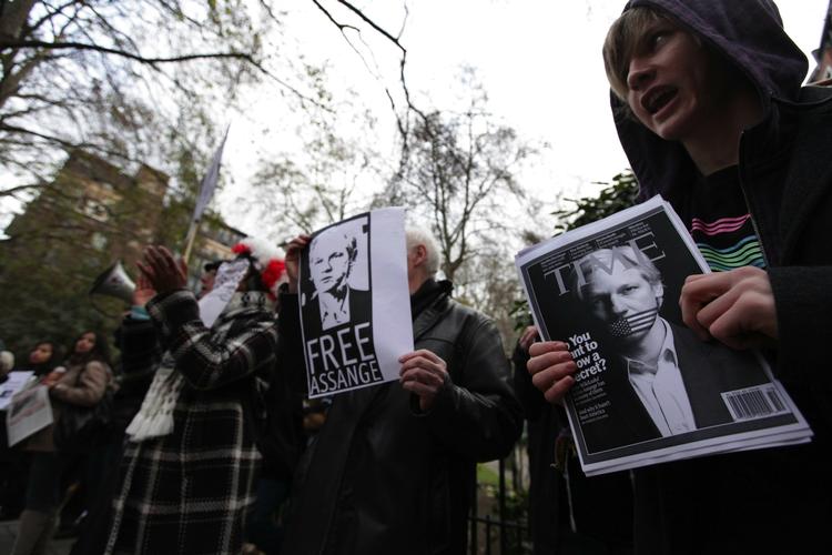 Støtter. Der er mødt omkring 150 demonstranter op foran retsbygningen i London for at give deres støtte til Julian Assange. 