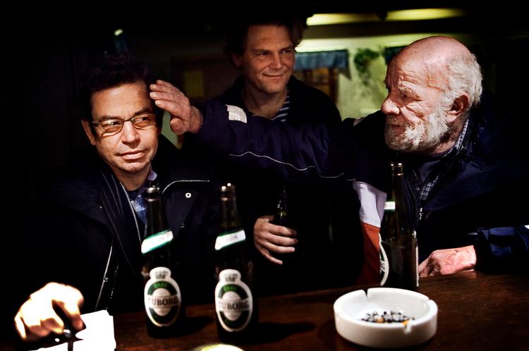 Harboøre. Isbjørnen sender varme ind i øret på Københavneren, mens Vestjyden kigger skeptisk til. Tag med på en tur til Vestjylland. 