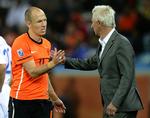 klubambitioner. Hollands landstræner  Bert van Marwijk tager Arjen Robben fra banen i kampen mod Slovakiet under VM i Sydafrika. 