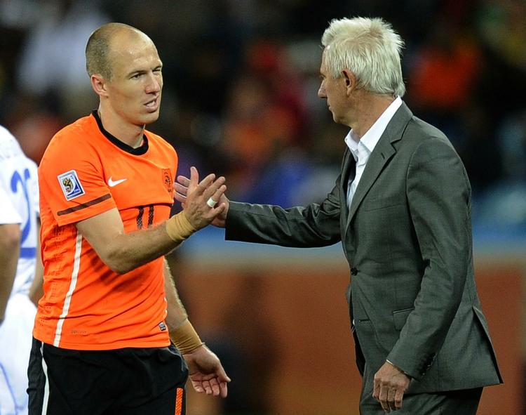 klubambitioner. Hollands landstræner  Bert van Marwijk tager Arjen Robben fra banen i kampen mod Slovakiet under VM i Sydafrika. 