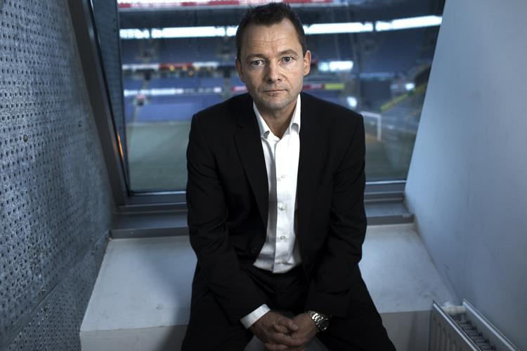 mundkurv. Brøndby IF's nye direktør, Jan Lockhart, er allerede ude i den første potentielle konflikt med bestyrelsen. Næstformanden i klubben mener ikke, direktøren skal være aktiv i medierne - men det vil Jan Lockhart forsøge at være. 
