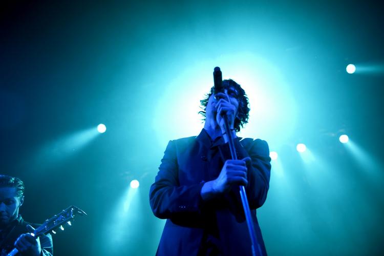 ulighed. Spillesteder og festivaler lider økonomisk i Danmark. Til gengæld er bureauerne, der leverer musikken, gode til at tjene penge. 