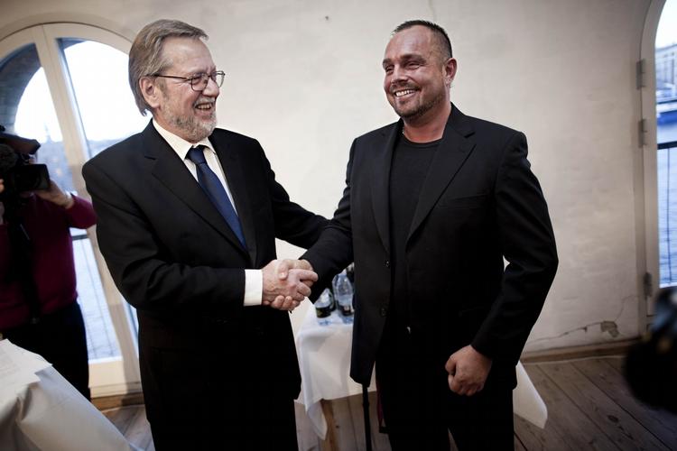 hædret. Tidligere bodybuilder Ditlev Traasdahl Madsen (th) får overrakt Kulturministeriets Idrætspris af kulturminister Per Stig Møller (K) for et omfattende foredragsarbejde. 