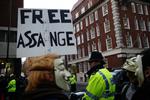 støtteråb. WikiLeaks-grundlægger Julian Assange har trofaste støtter foran retten i dag. Den svenske anklagemyndighed har her til aften besluttet at appellere domstolens beslutning om at løslade Assange mod kaution. Dermed skal britisk højesteret tage stilling til appellen. Det sker indenfor 48 timer. 