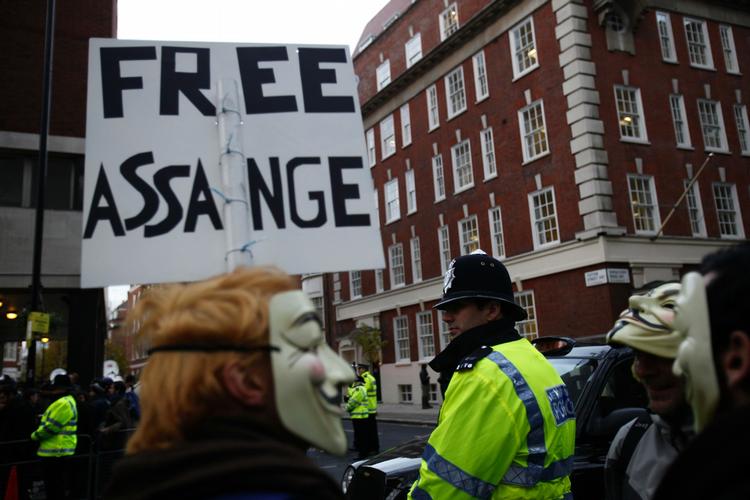 støtteråb. WikiLeaks-grundlægger Julian Assange har trofaste støtter foran retten i dag. Den svenske anklagemyndighed har her til aften besluttet at appellere domstolens beslutning om at løslade Assange mod kaution. Dermed skal britisk højesteret tage stilling til appellen. Det sker indenfor 48 timer. 