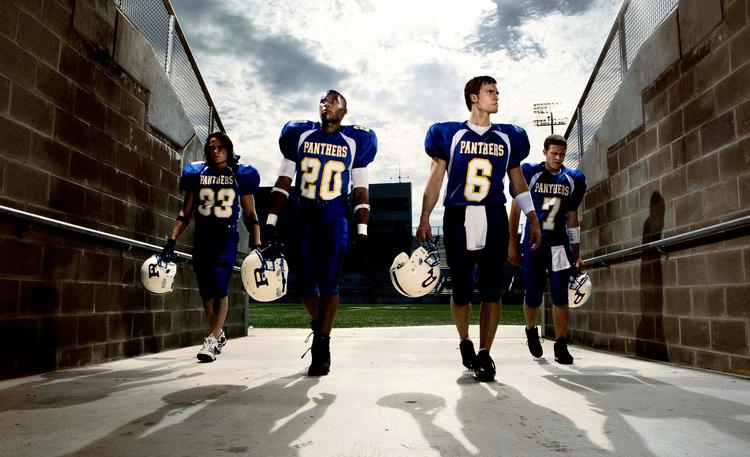 Helte. Spillerne på Dillon High School Panthers er i serien 'Friday Night Lights' lokalsamfundets superhelte i en lille fiktiv by i det sydlige Texas. 