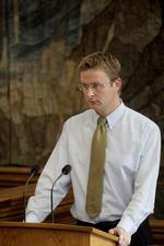 POLITIKERSTRID. Venstres finansordfører Jacob Jensen må forsvare sig i folketingssalen. Han mener, at regeringen har holdt fornuftigt styr på økonomien. 