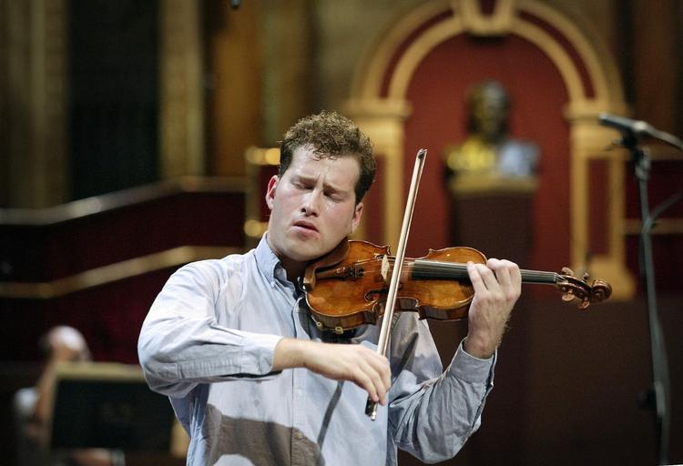 Nikolaj Znaider fanget med sin violin under en tidligere koncert. Nu spiller han på den Guarneri del Gesu, som Det Kongelige Teater har skaffet ham. Arkivfoto: Morten Langkilde. 
