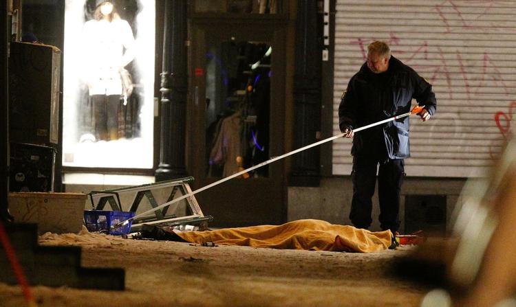 Selvmordsbomber. Svensk politi kan ikke hente meget hjælp fra selvmordsbomberens hustru, der tilsyneladende intet kendte til sin mands planer. 