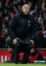 baneforhold. Arsenal-manager Arsene Wenger blev mødt med de sædvanlige smædesange fra publikum på Old Trafford, når han forlod sin bænk under kampen. 